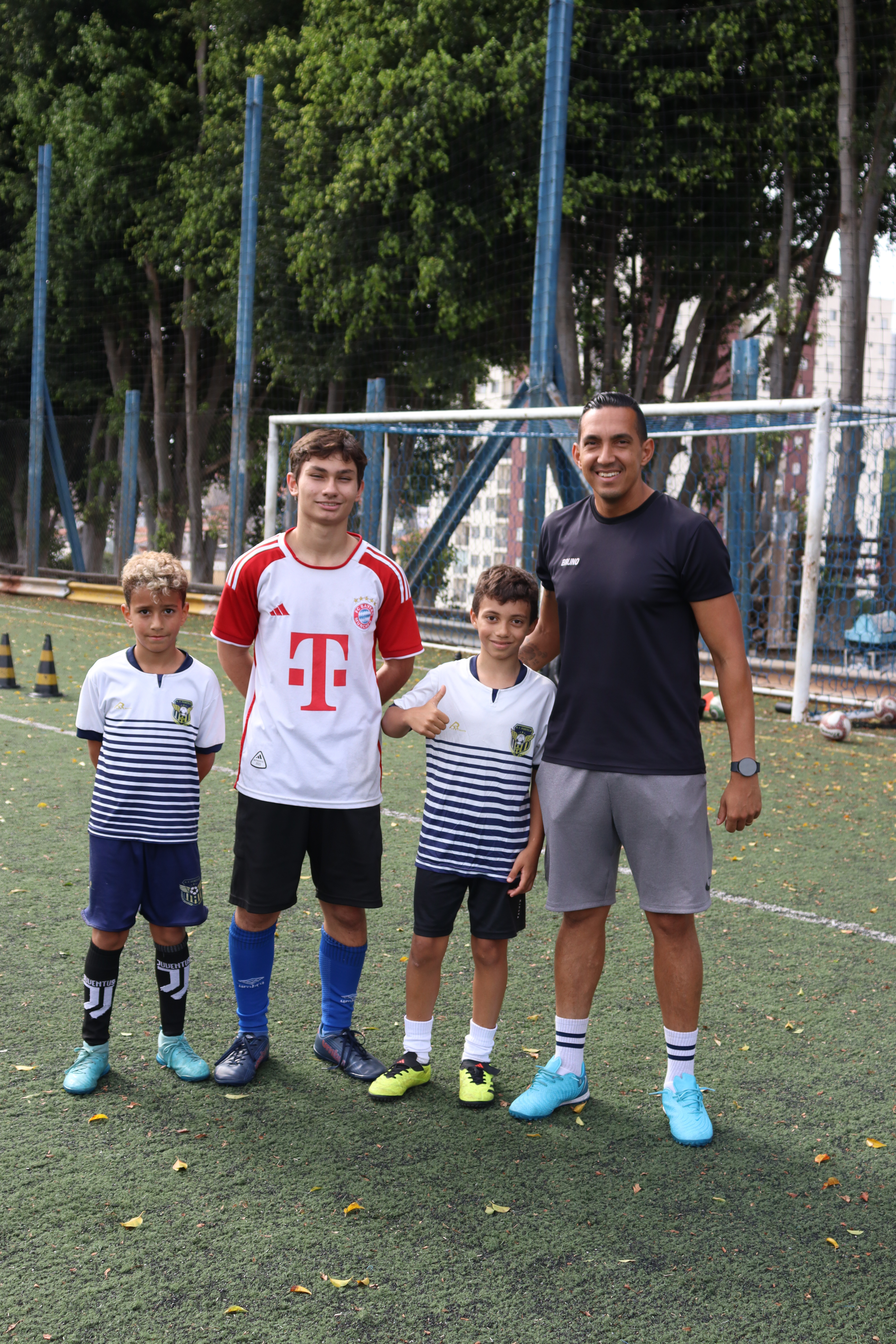 Professor Bruno e seus alunos em treino