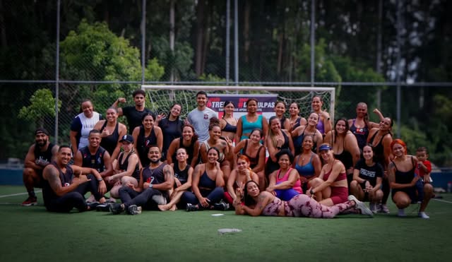 Participantes reunidos na quadra após o treino funcional da BR Assessoria
